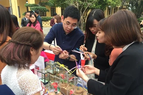 越南青年被中国手工艺品吸引住