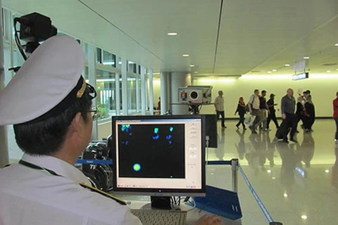 西宁国际口岸工作人员通过体温检测系统监察出入境人民的身体健康（图片来源：因特网）