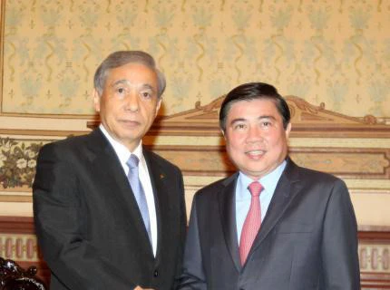 胡志明市人民委员会主席阮成锋（右）会见​日本群马县知事大泽正明（左）。（图片来源：越通社）