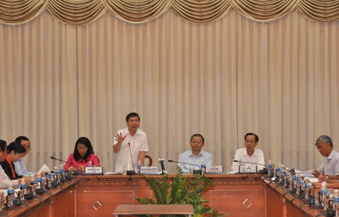 胡志明市人民委员会主席阮成锋要求各行业部门尽力​提高公共管理效益指数（图片来源：因特网）