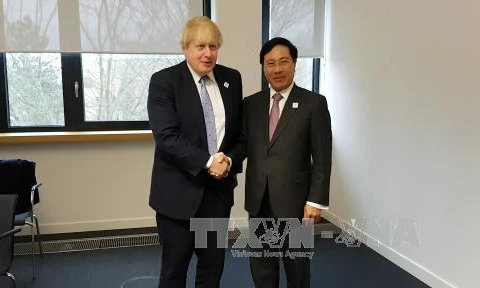 越南政府副总理兼外交部长范平明会见英国外交大臣鲍里斯•约翰逊。