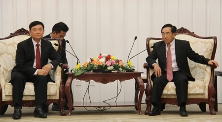 陈文髓同志会见老挝国家副主席潘坎·维帕万（图片来源：《人民报》）
