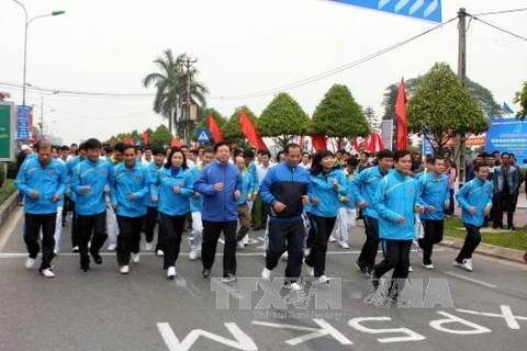 ​海阳省领导与人民响应2017年全民健康奥林匹克长跑日活动（图片来源：越通社）