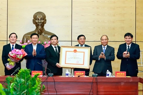 阮春福总理向荣市授予新农村建设证书（图片来源：越通社）