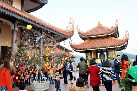 广宁省竹林觉心禅院吸引众多游客。（图片来源：广宁报网）