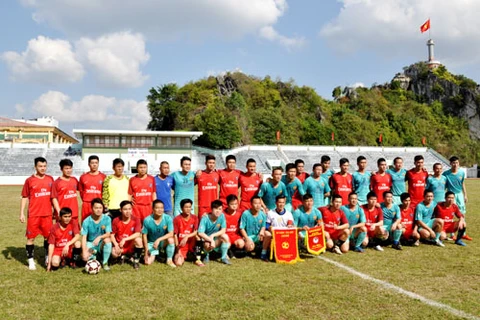 越南谅山省足球队与中国凭祥市足球队友谊赛在谅山省举行