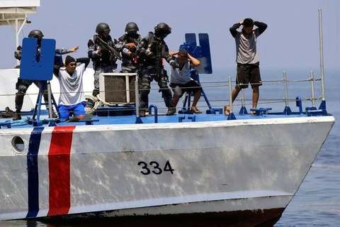 菲律宾警察抓捕海盗的情景（图片来源：路透社）