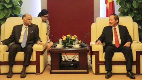 越南信息与传媒部部长张明俊与印度驻越特命全权大使哈里什·帕尔瓦塔纳尼（图片来源：http://vietnamnet.vn）