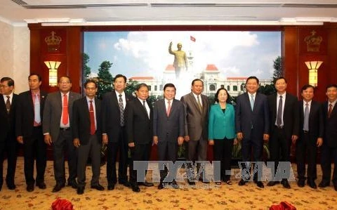 胡志明市市委书记丁罗升与老挝占巴塞省省委书记兼省长本通·迪维塞