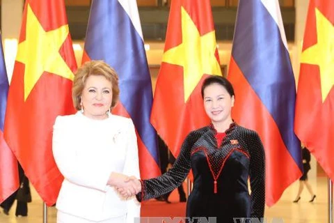 越南国会主席与俄联邦委员会主席举行会谈