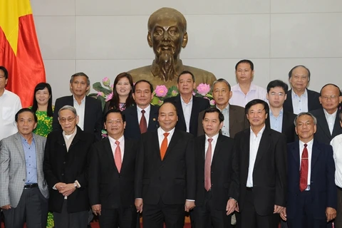 阮春福总理同广义省历届领导干部代表合影。