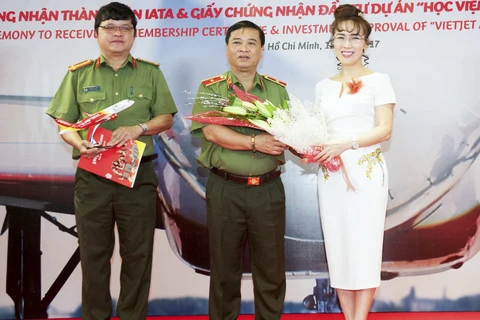 越捷航空公司荣获公安部部长授予的奖状（图片来源：《人民报》）