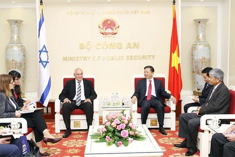 ​越南公安部部长苏林上将会见来访的​以色列军事工业集团董事会主席伊扎克·阿罗诺维奇（图片来源：​因特网）