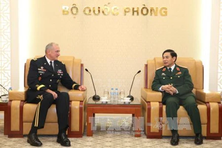 越南人民军总参谋长潘文江（右）会见美国太平洋陆军司令罗伯特•布朗（图片来源：越通社）
