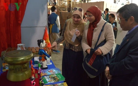 越南驻埃及大使馆工作人员向游客介绍越南文化特色（图片来源：​越南之声）