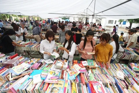 2017年河内市旧书展览会（图片来源：tuoitre.vn）