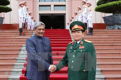 2016年6月访问越南的印度国防部长马诺哈尔•帕里卡尔与越南国防部长吴春历握手