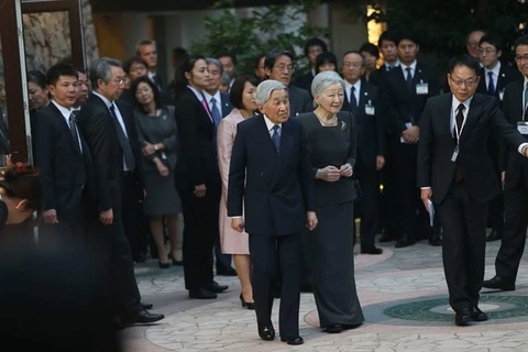 日本天皇与皇后在河内Sheraton酒店会见JICA志愿者