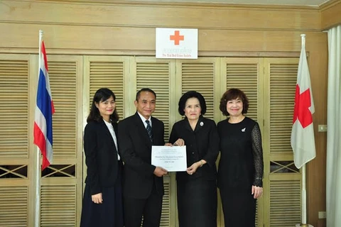 ​越南驻泰国大使馆为泰国南部灾区人民赠送慰问品（图片来源：因特网）