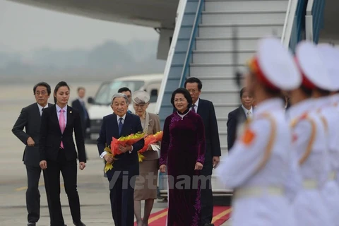 日本天皇明仁和皇后美智子抵达河内对越南进行首次国事访问（图片来源：越通社）