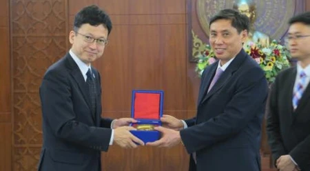 黎德荣主席向日本代表赠送纪念品。（图片来源：越通社）