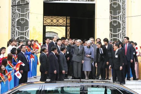 日本天皇和皇后参观生物学博物馆（图片来源：越通社）