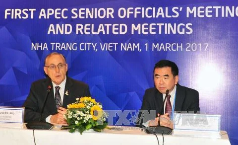 3月1日下午， APEC秘书处执行长波拉德​和APEC政策支持小组主任丹尼斯•休​召开新闻发布会。（图片来源：越通社）