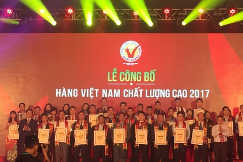 590家企业荣获2017年越南优质产品证书​(图片来源：http://plo.vn）