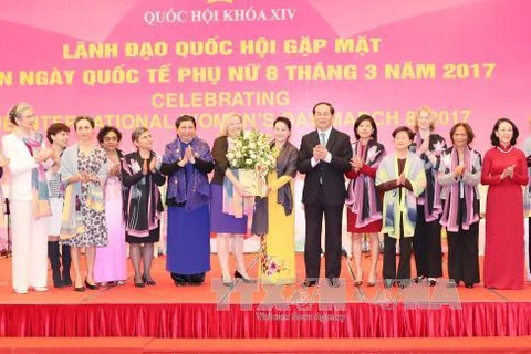 越南国会领导会见各国和国际组织驻越南代表机构女性大使和首席代表