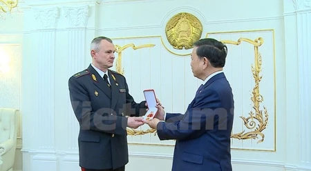 苏林部长向白俄罗斯内务部代表授予友谊勋章。（图片来源：越通社）