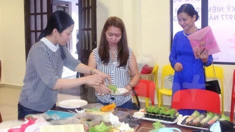 旅居马来西亚越南人社团的妇女参加传统美食比赛活动。