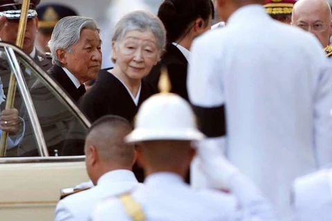 日本天皇明仁前往泰国曼谷吊唁已故泰王蒲眉蓬。​