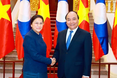 越南政府总理阮春福会见老挝国会主席巴妮•雅陶都（图片来源：越通社）