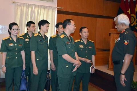 印度军事学院院长迈克尔·马修斯与越南青年军官代表团交谈。（图片来源：《越南人民军报》）