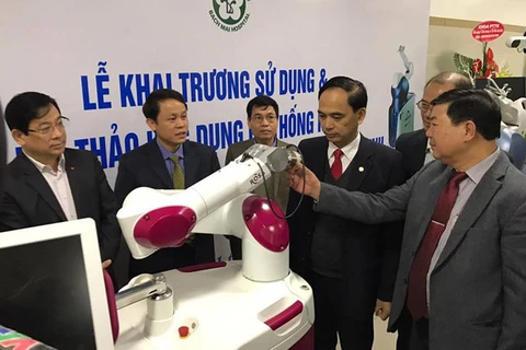 白梅医院成为越南首家利用手术机器人进行全膝关节成形术及神经外科手术的医院（图片来源：因特网）