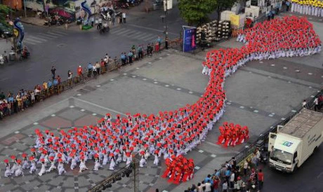 3000名女生身穿奥黛游行（图片来源：越通社）