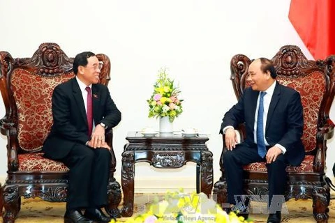 越南政府总理阮春福（右）会见老挝公共工程与运输部长（左）。（图片来源：越通社）