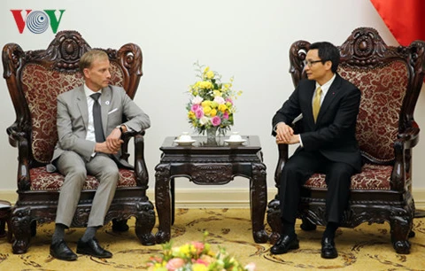 武德儋副总理会见全球基金执行主任马克•迪布尔（图片来源于《越南之声广播电台》）