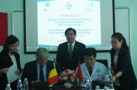 越南范玉石医科大学同比利时列日​大学家庭医学系​签署合作文件（图片来源：因特网）
