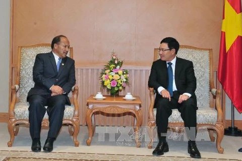 越南政府副总理兼外长范平明（右）会见尼泊尔商业部部长罗米·塔卡里（左）。（图片来源：越通社）