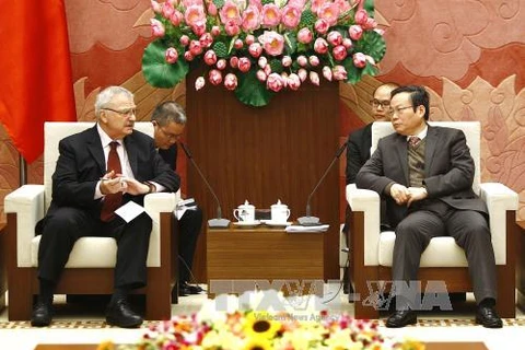 越南国会副主席冯国显（右）会见美国东盟商业理事会副主席迈克尔·麦克拉克（左)。图片来源：越通社）