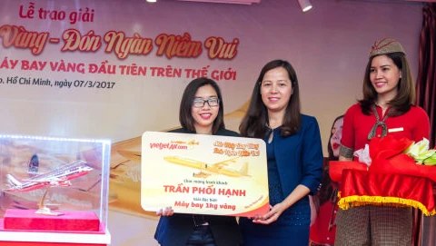 越捷航空公司向陈配杏颁发设有飞机模型的一公斤纯金大奖。