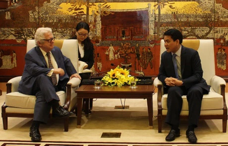阮德钟会见希腊驻越南大使尼古拉斯·卡尼洛斯。（图片来源：《新报》）