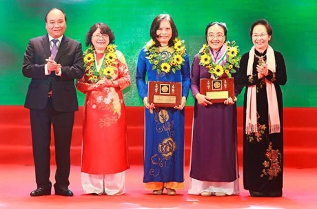 阮金飞凤（右二）荣获2016年柯瓦列夫斯卡娅奖