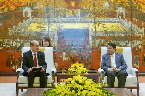 河内市委副书记兼人民委员会主席阮德钟（右）会见来访的越南韩国商会主席Ryu Hang Ha（图片来源：因特网）