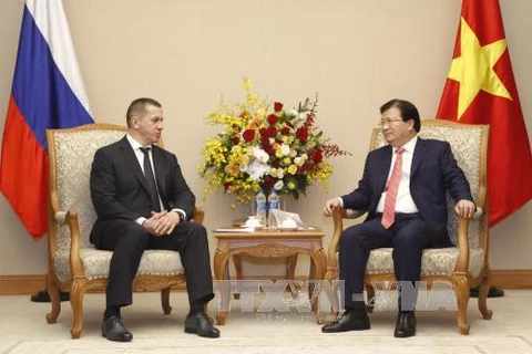越南政府副总理郑廷勇（右）会见俄罗斯联邦副总理尤里·彼得罗维奇（图片来源：越通社）