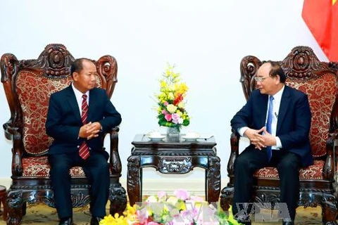 政府总理阮春福（右）会见老挝安全部部长宋乔•西拉冯（图片来源：越通社）