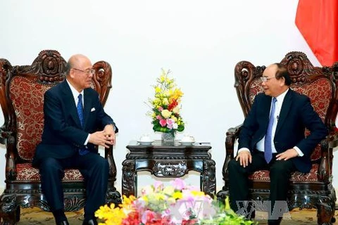 越南政府总理阮春福（右）会见正在访越的日越友好议员联盟特别顾问武部勤（图片来源：越通社）