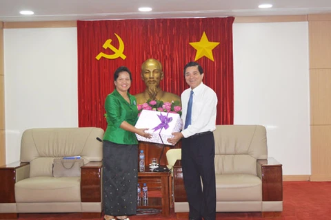 平阳省人民委员会副主席陈青廉（右）与桔井省副省长苏菲