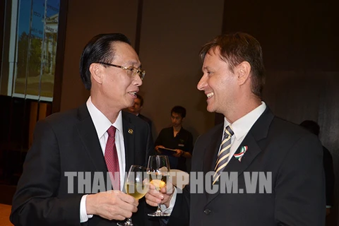 胡志明市人委会常务副主席黎青廉（左）与匈牙利驻胡志明市总领事巴洛格蒂·蒂博尔在纪念典礼上捧杯祝贺。（图片来源：www.hcmcpv.org.vn）